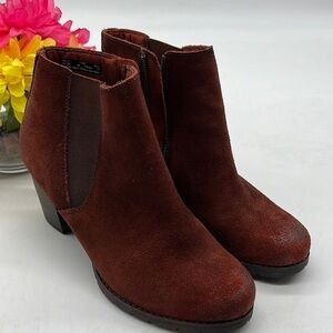 Clarks Bendables Rust/Red Colored Suede Chelsea Boots Sz 8.5. MCA1248D